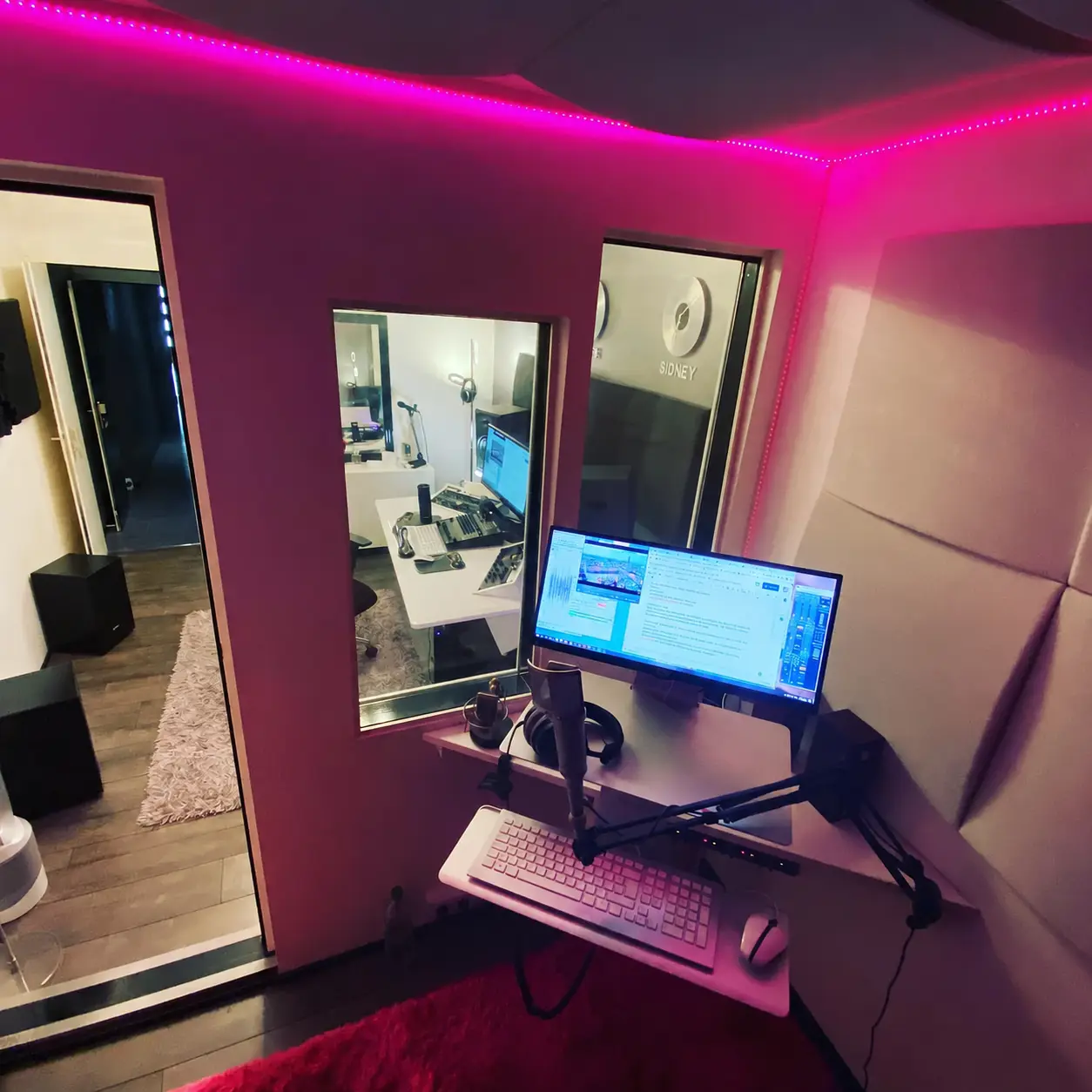 Intérieur de la cabine du home studio d’Estelle Hubert, voix off femme